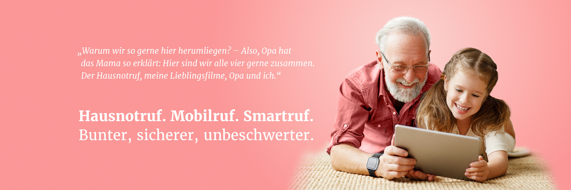 Opa und Enkelin schauen gemeinsam Tablet – Hausnotruf-Werbung